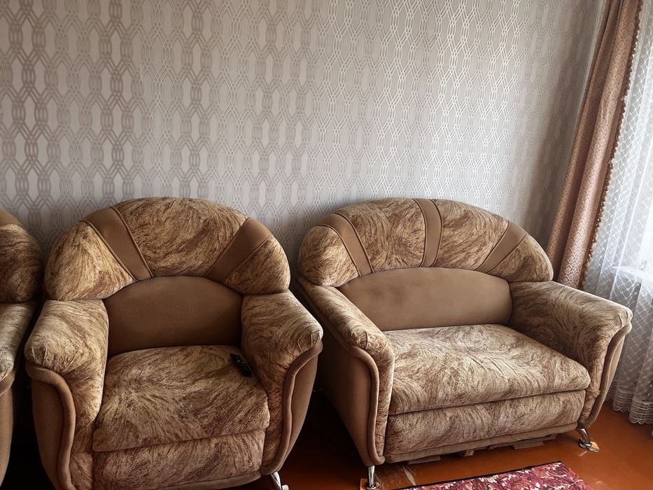 Продам два дивана с креслом б/у