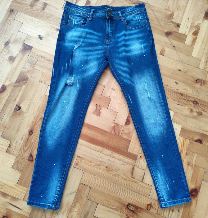 Мъжки дънки с кръпки