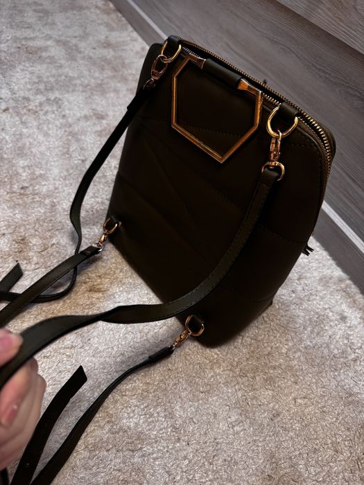 Женственная сумка-рюкзак в оливковом цвете