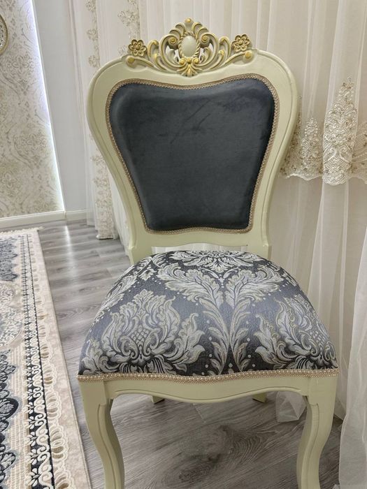 Продаю стол с 12 стулья в идеальном состояни ест бонус