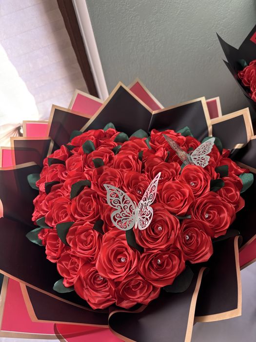 Розы из атласных лент