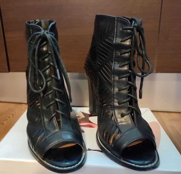 Кожени обувки с дебел ток