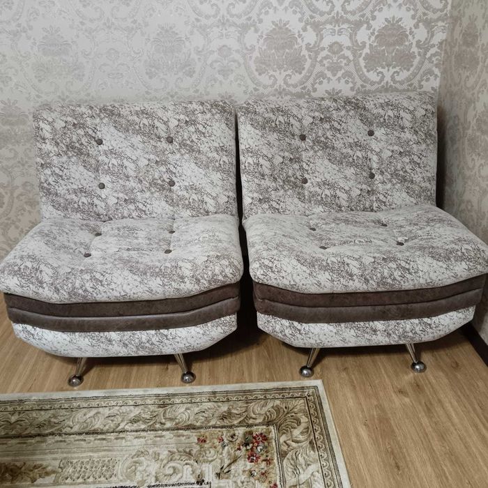 Продам два кресла , стеклянный столик