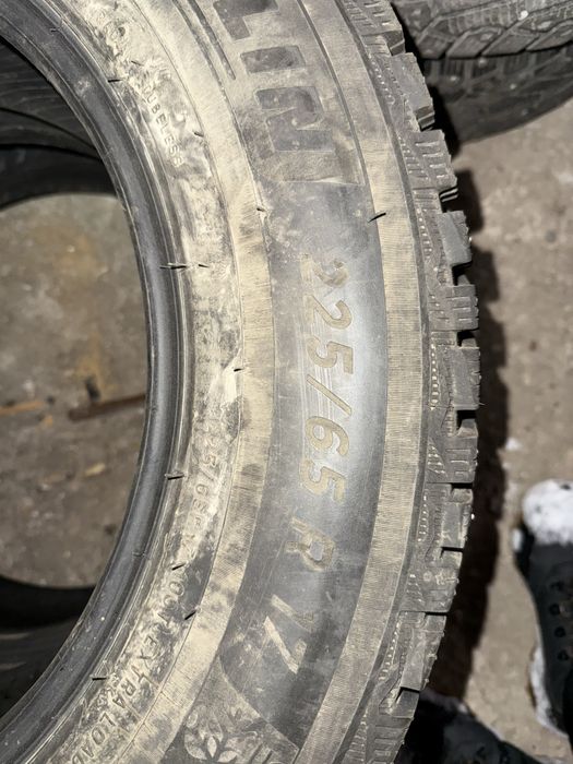 Продам шипованные шины 2шт