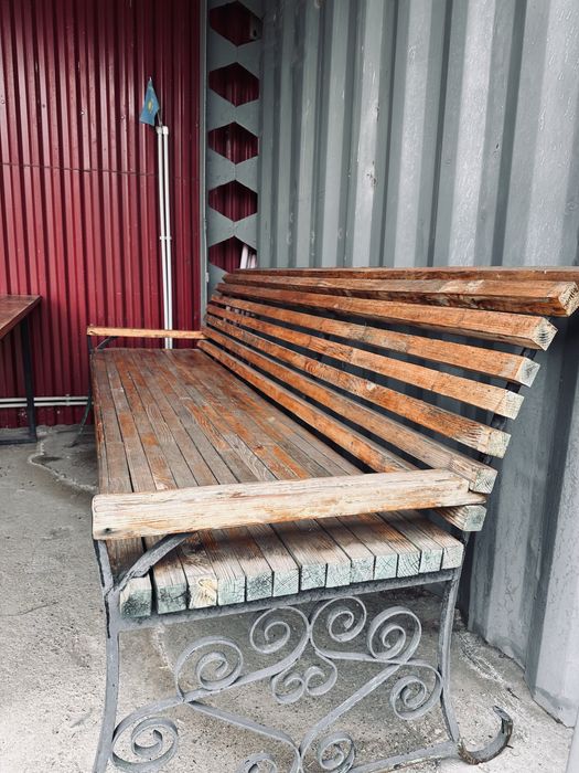 Деревянные скамейки