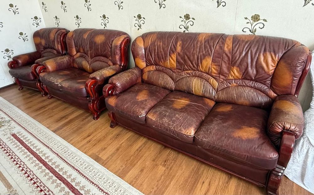 Кожанный диван с двумя креслами