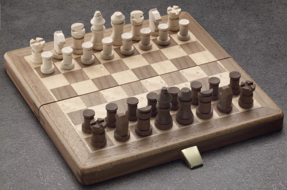 Șah magnet de călătorie din nuc/ arțar dimensiune câmp 19 mm, magnetic