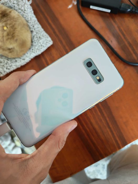 Продаётся Samsung Galaxy S10e