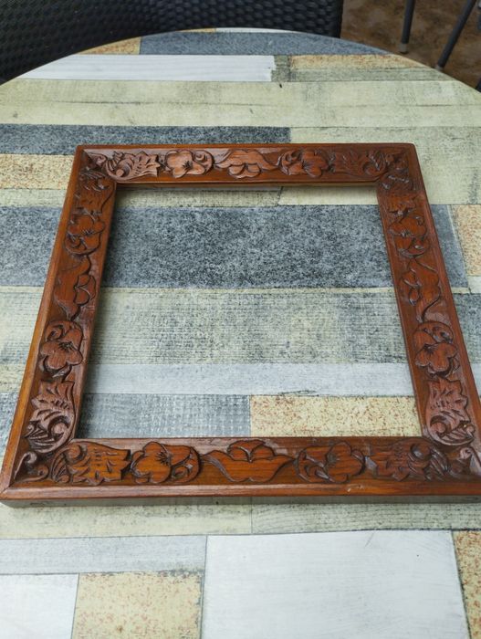 Дървена рамка с дърворезба