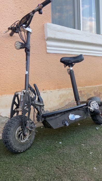 Vand trotineta electrica cu scaun pe lanț!