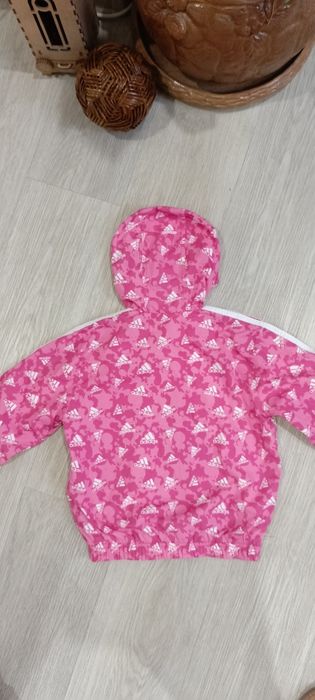 Ветровка с капюшоном