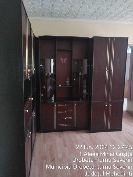Vând apartament cu 3 camere sau schimb cu garsoniera plus diferența