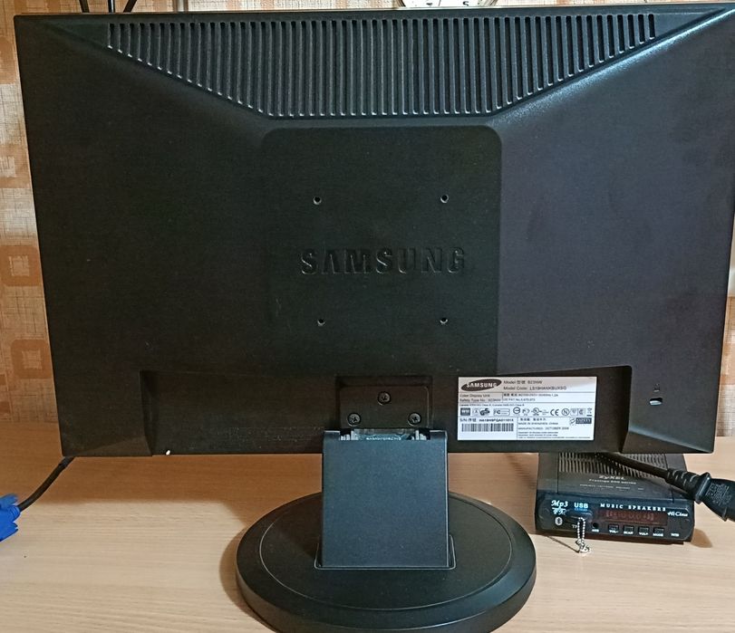 монитор  Samsung LS19HANKBUXSG стояние отличное !
