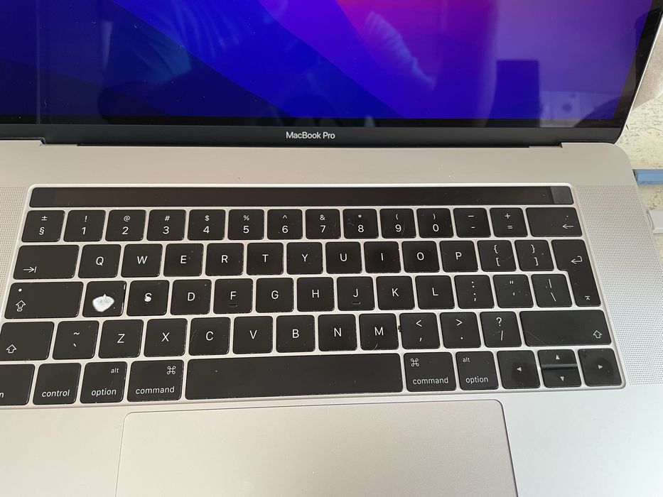 MacBook Pro 2017 - cu media Bar