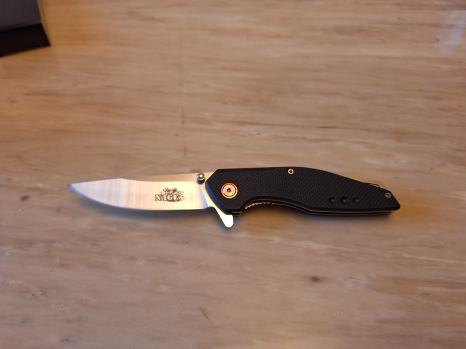 Сгъваем полуавтоматичен нож