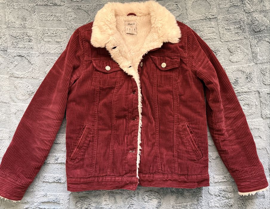 Червено зимно яке от релефен плат с пухкава подплата