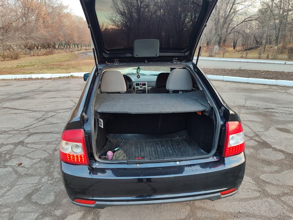 Продам Приора хэтчбек черный (космос 655)