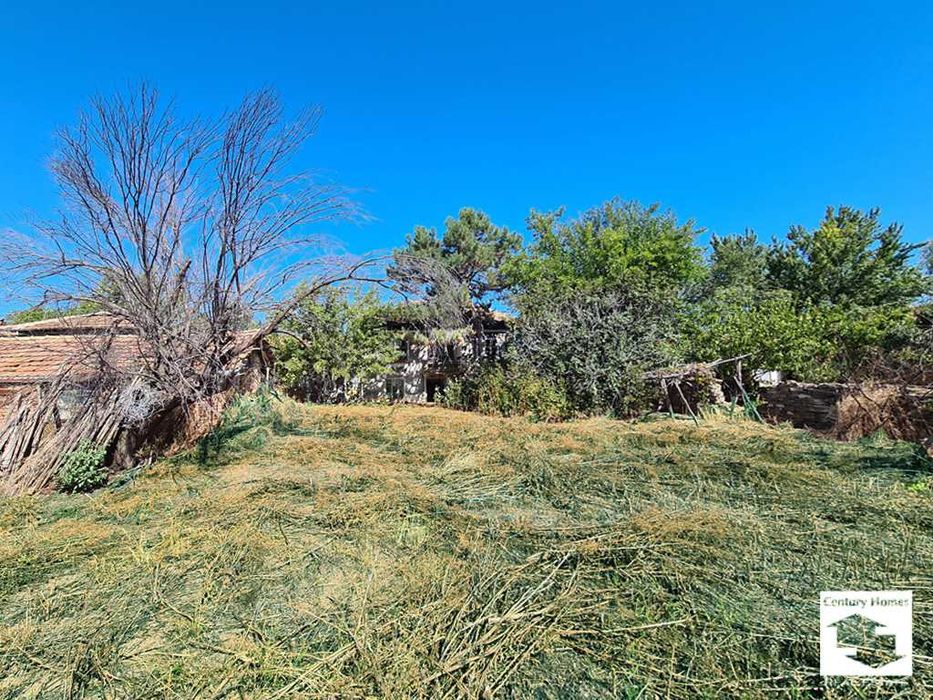 140325 Двуетажна къща с двор и стоп. постройки в с. Горна Липница