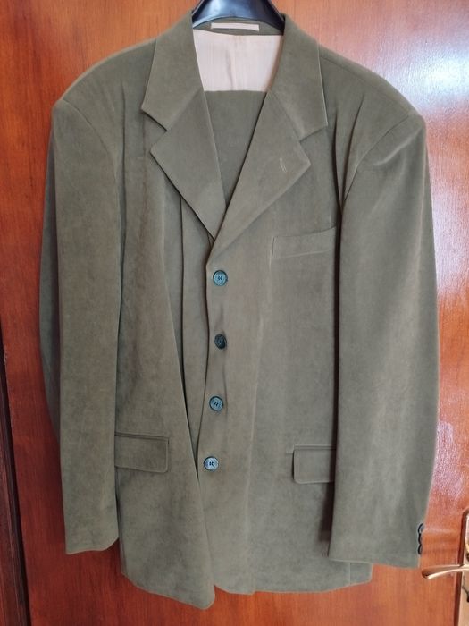 Продавам мъжки костюми.