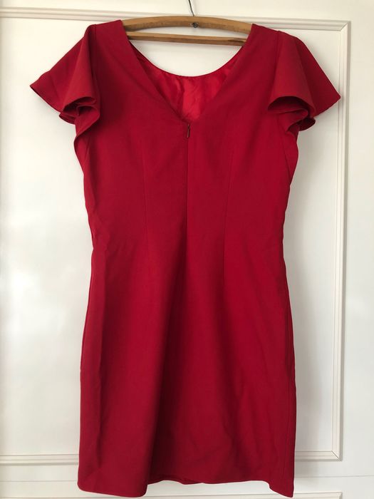 Семпла червена рокля по тялото