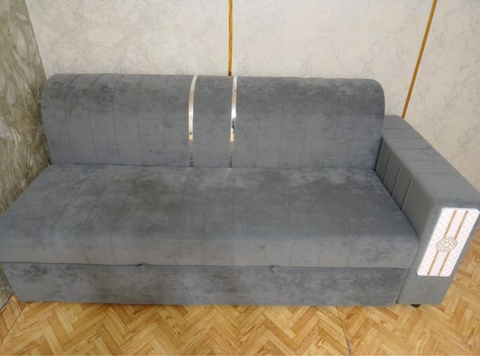 Диван б/у 4 метра  делится на две части