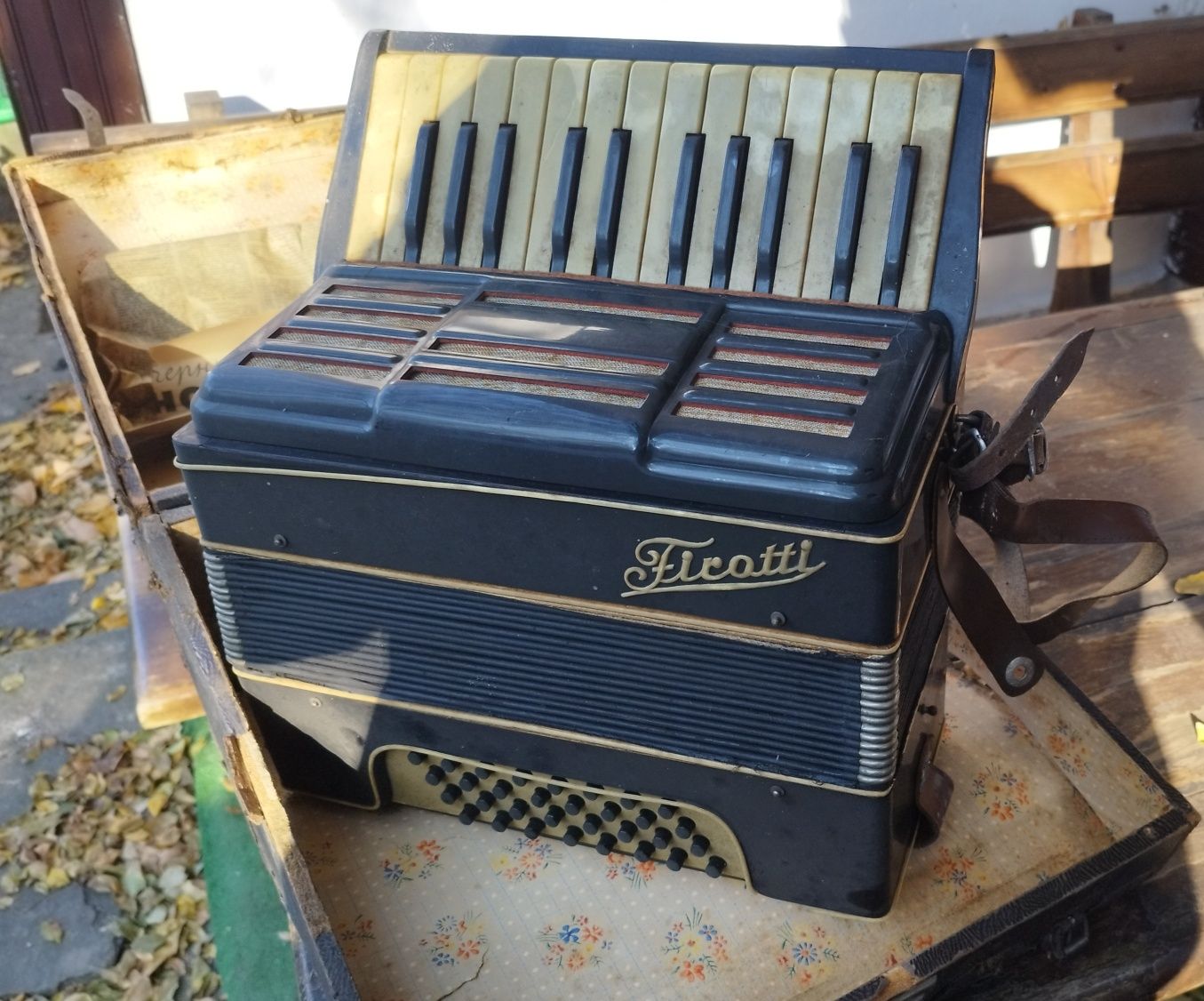 Немски акордеон Firotti от 50те години гр. Троян • OLX.bg