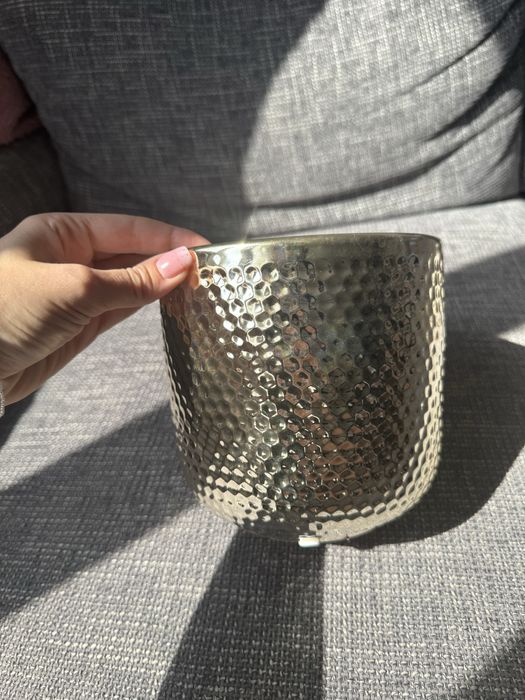 Златна кашпа за цветя