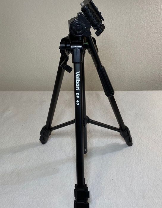 Velbon DF-40 Deluxe Tripod: Lightweight Dual-Function Tripod