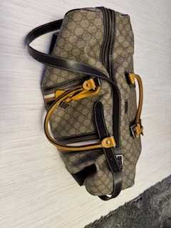 vand geanta de voiaj GUCCI de mana