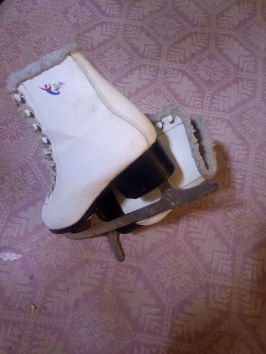 Продам коньки фигурные