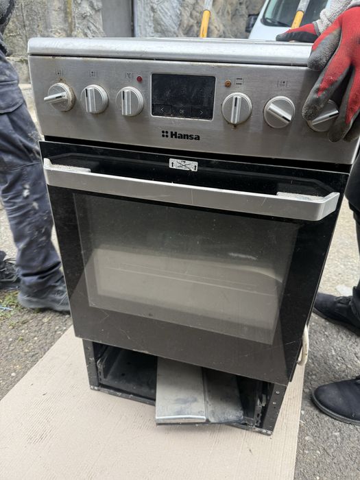 Aragaz Hansa cu plită vitroceramică și cuptor electric