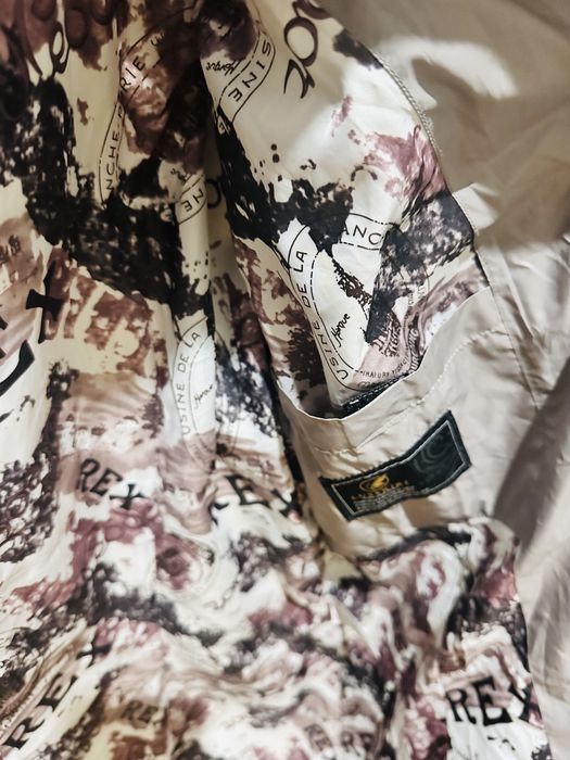 серая зимняя куртка