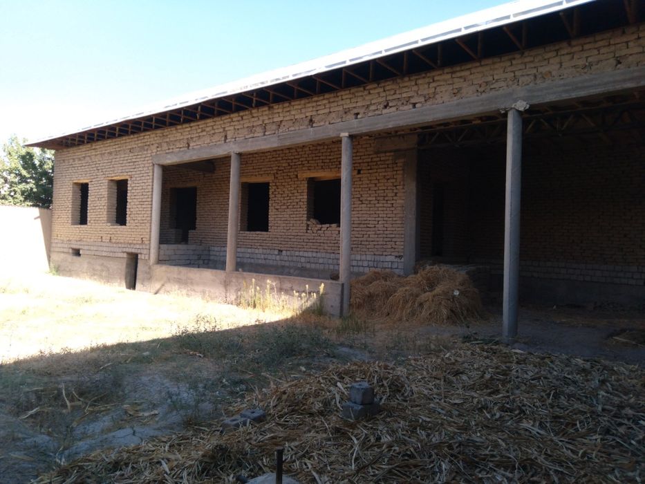 Yarim tayor uy sotiladi