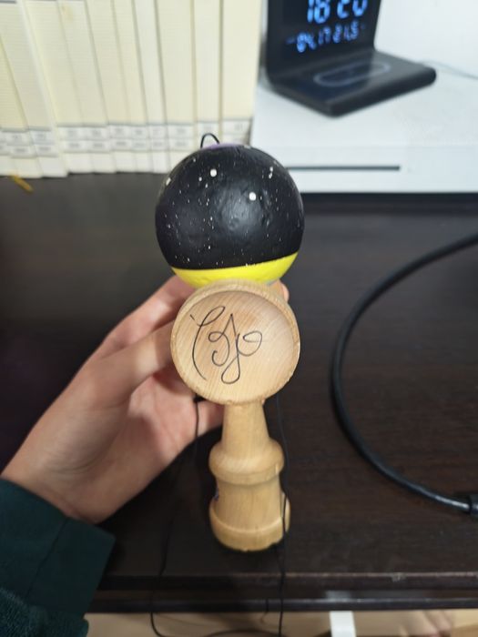 Vând kendama revo semnată de Cojocaru