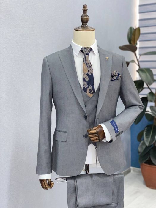 Прокат и продажа  костюмов. Любимый серый