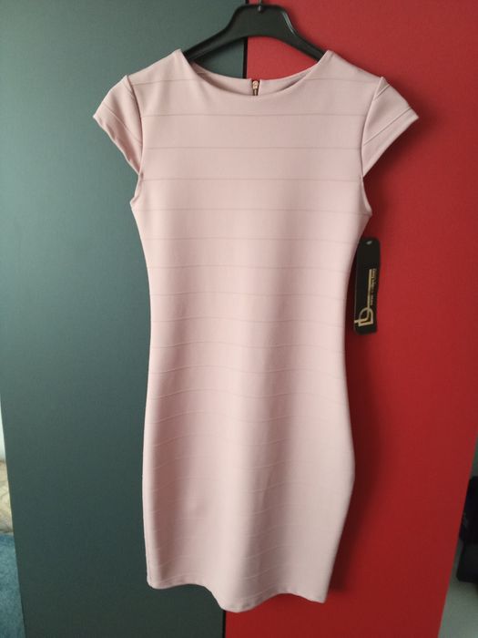 Vând rochii noi ne purtate