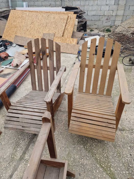 Дървени столове и орнаменти за градина