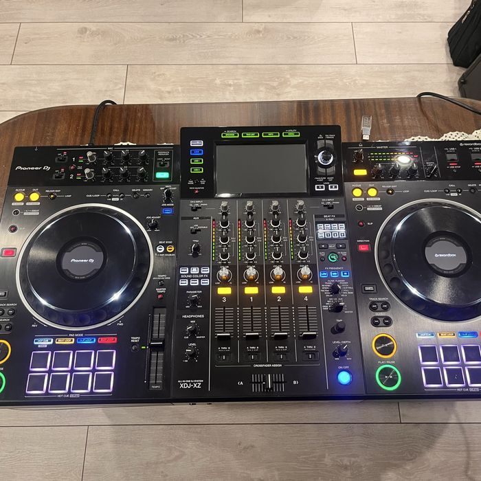 Pioneer XDJ-XZ продава се с куфар и кабели за повече инфо позванете