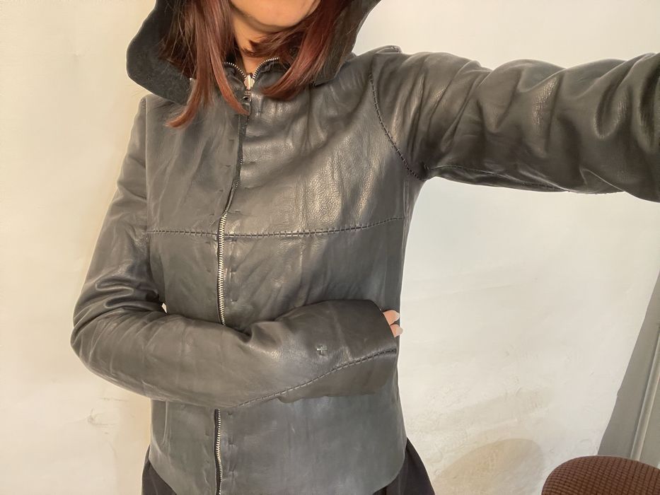 Синьо дамско кожено яке с качулка – модерна къса кройка