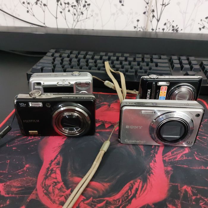 Vând doua aparate foto/video Fujifilm si Sony