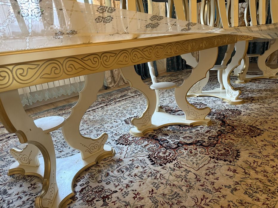 Стол со стульями