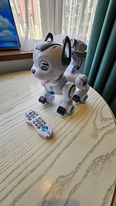 Собака робот на пульте управления, свет, звук