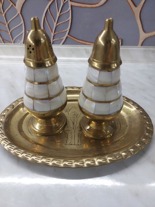 Набор для специй из латуни с инкрустацией перламутром.