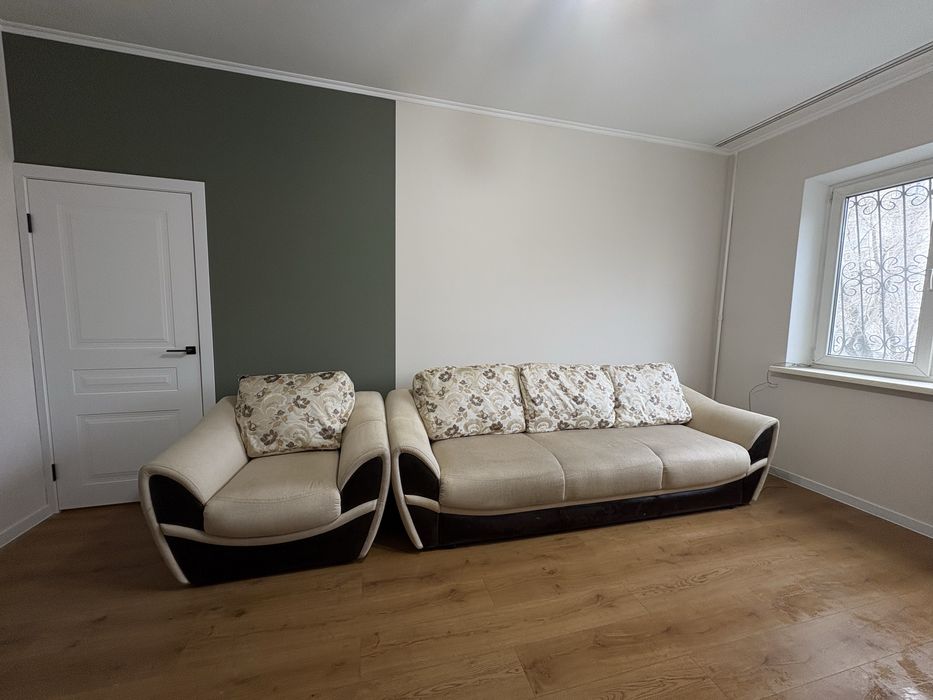 Диван раскладной, бежевый. С подушками.