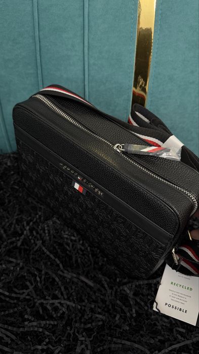 Барсетки от бренда Tommy Hilfiger