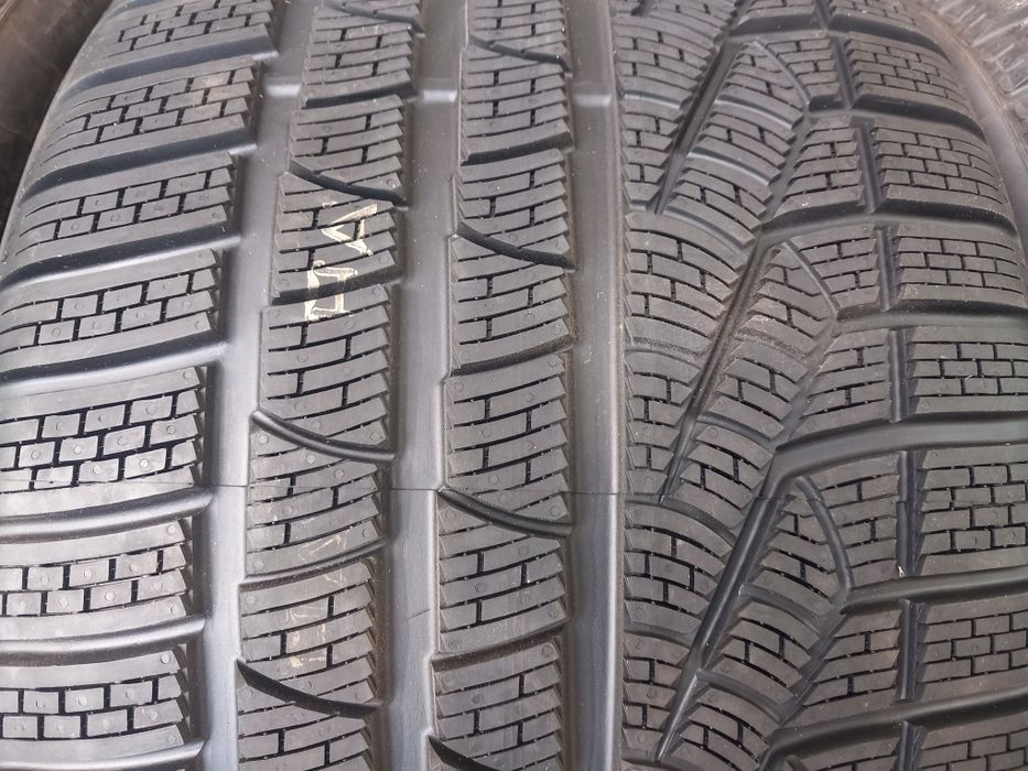 Чисто нови гуми 19цола Pirelli-sottozero-295/35/19.зимни.2016година.