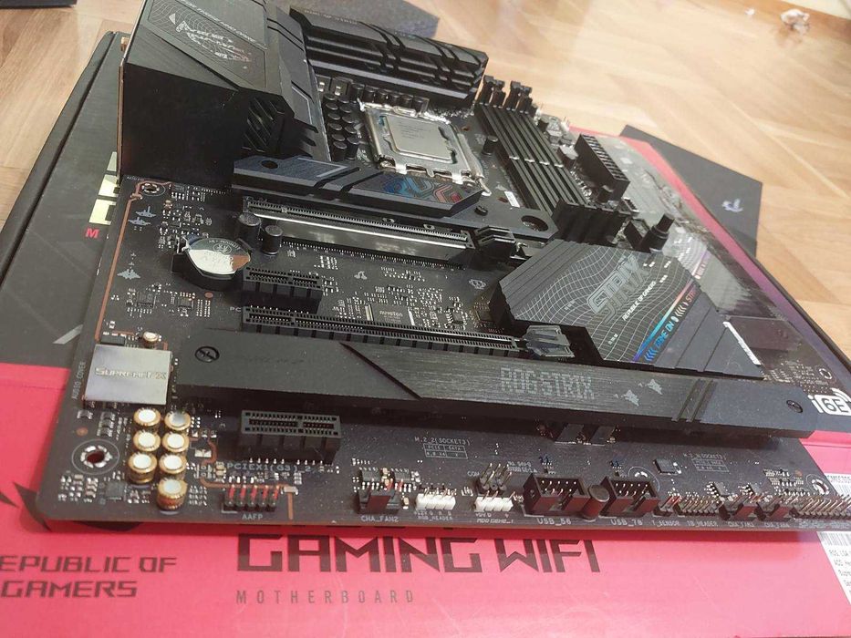 Intel Core i7 13700KF + Asus Rog Strix B760-F Gaming Wi-Fi DDR5