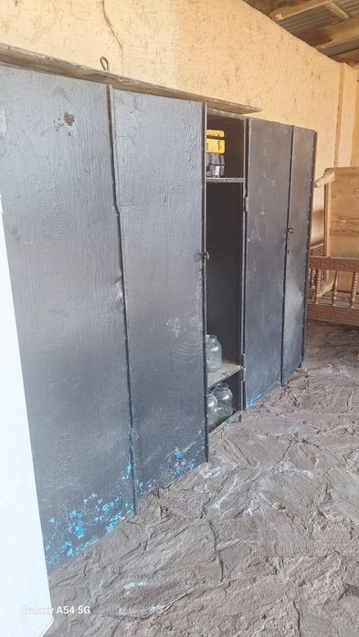 Железный шкаф в отличном состояние