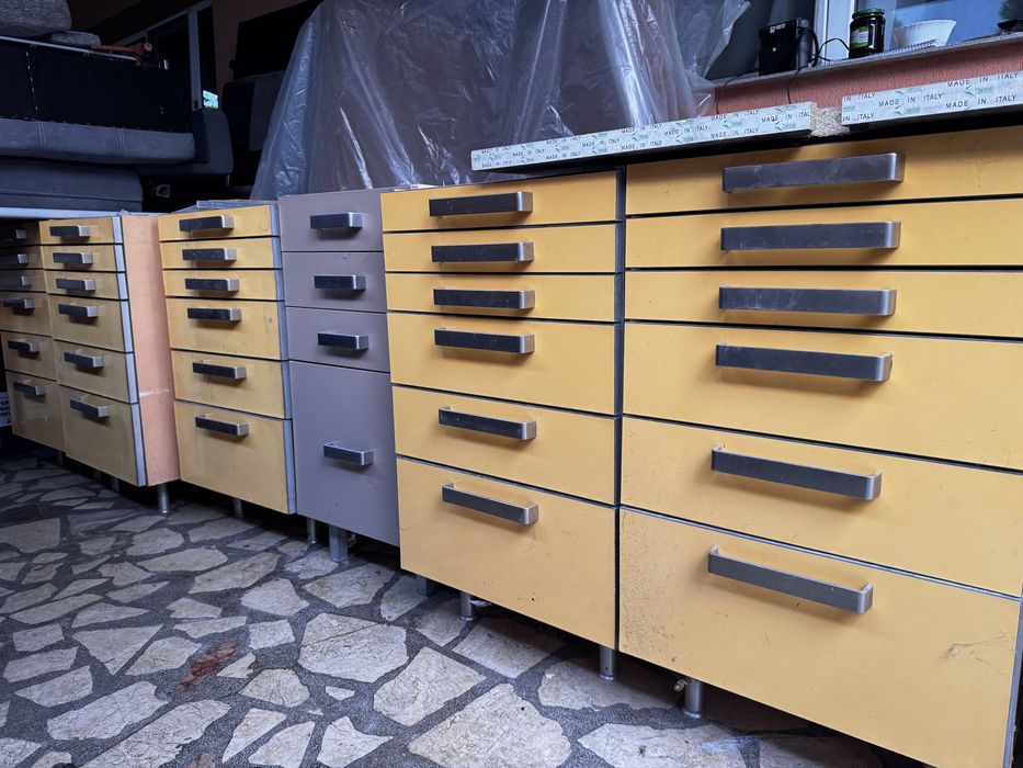 Rafturi , birouri tip banc de lucru , sertare , noptiere