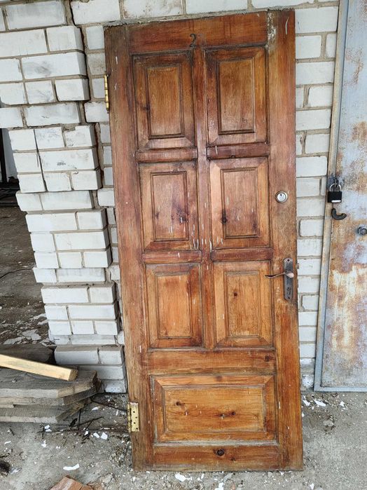 Продам деревянные  двери